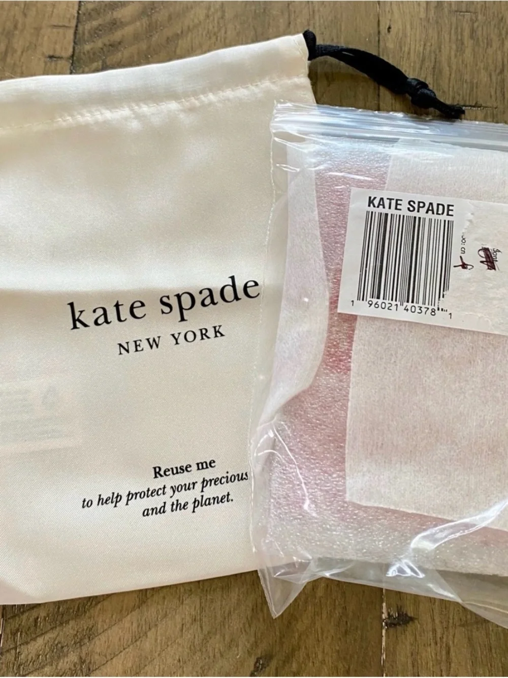 Kate Spade New York Bridget Red card case ! *NWT includes dust bag !